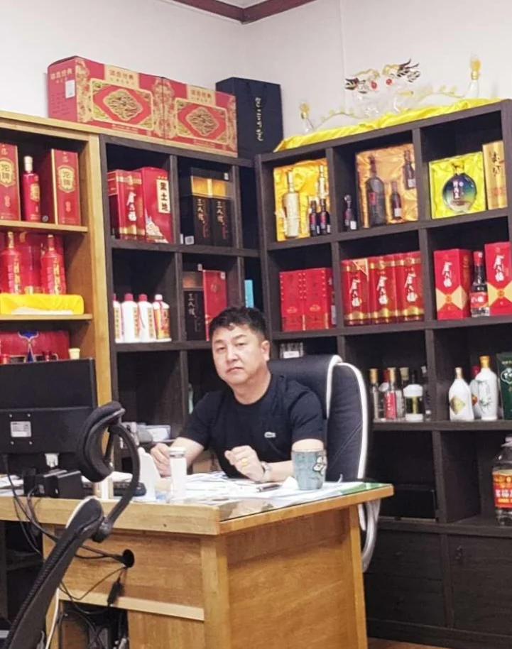 일삼주류무역 사무실과 주류 진열
